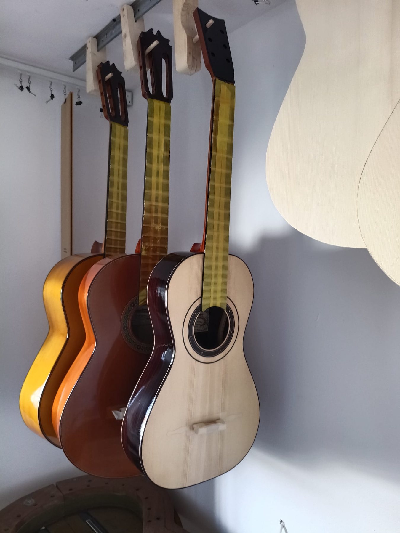 Proceso artesanal de construcción de guitarra