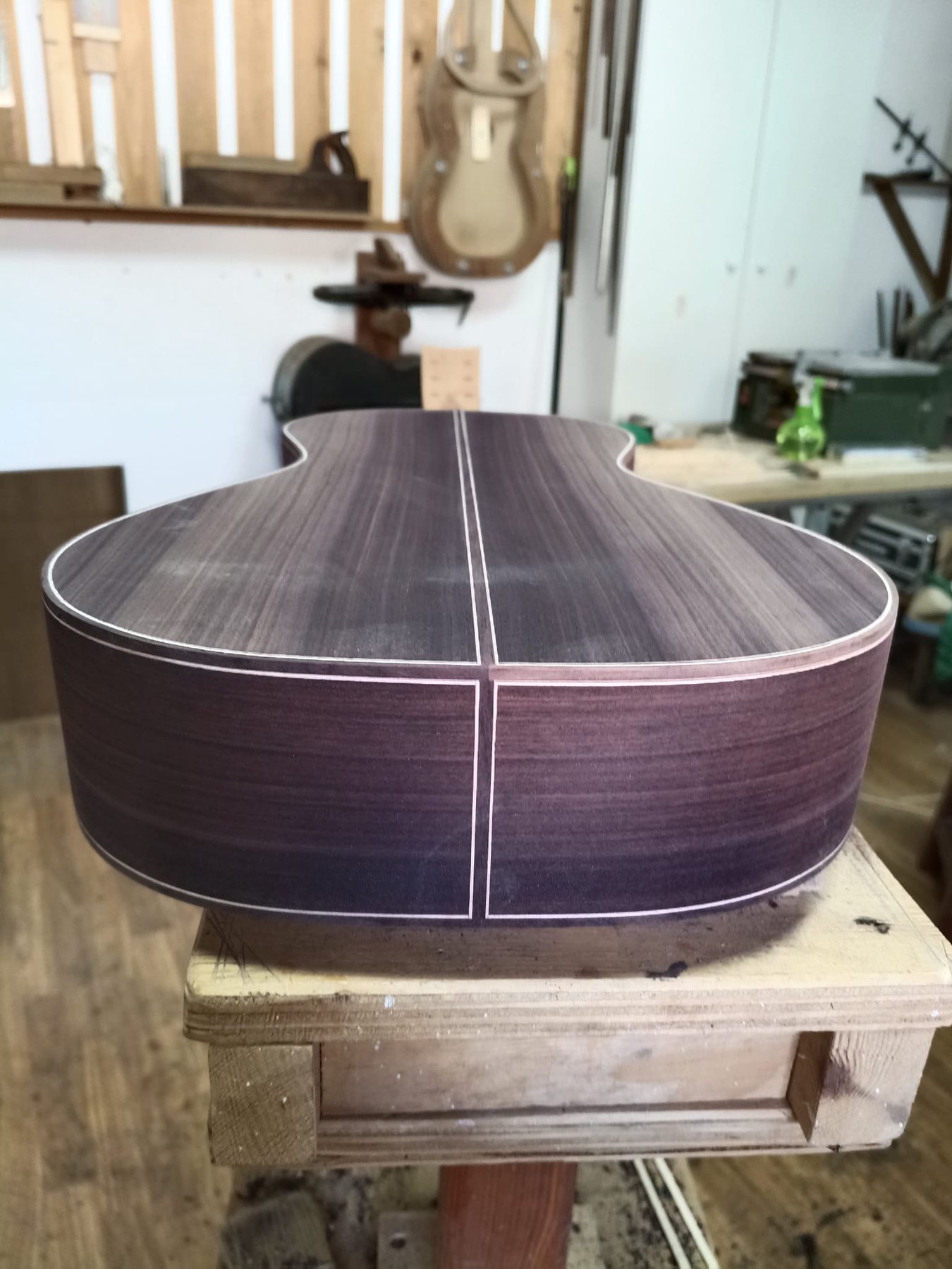 Proceso artesanal de construcción de guitarra
