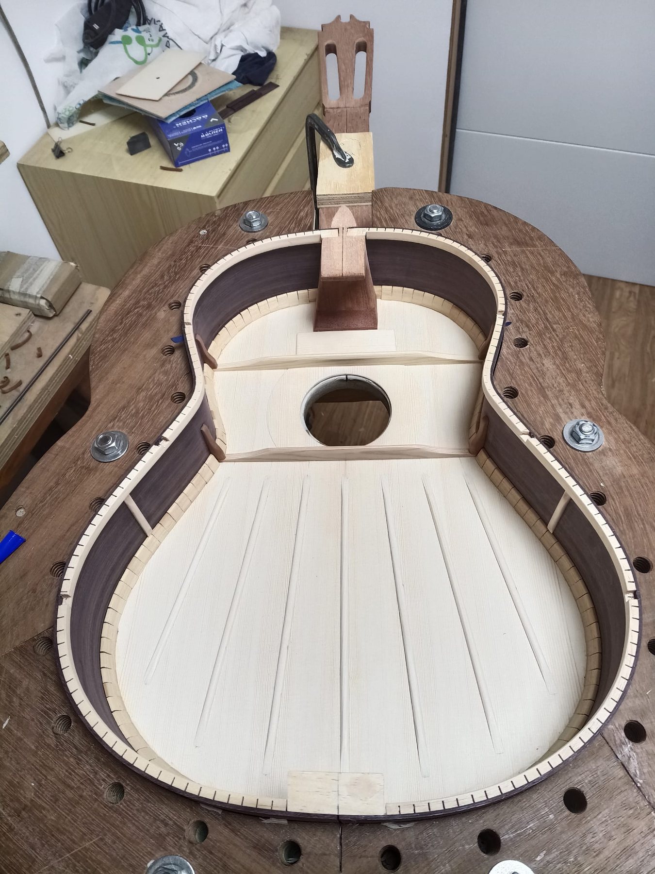 Proceso artesanal de construcción de guitarra