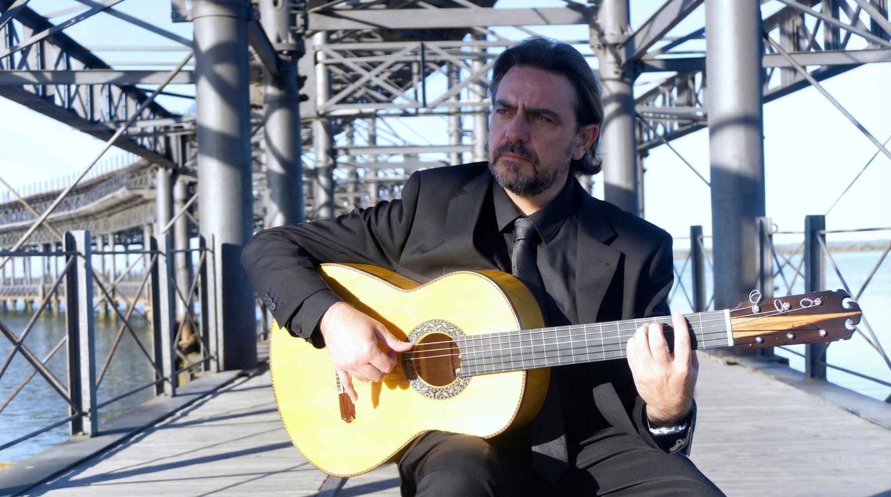Antonio Dovao con guitarra flamenca en la ría