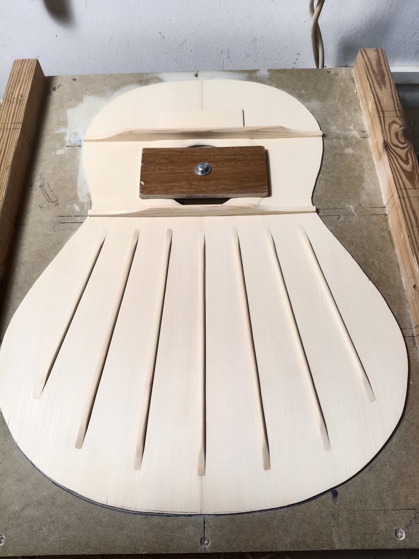 Proceso de construcción de una guitarra flamenca