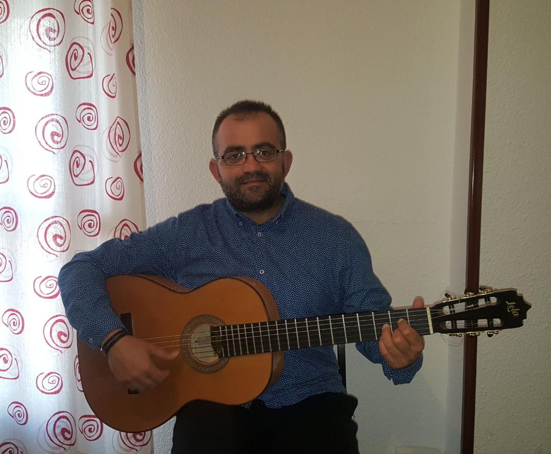 Guitarra fabricada por el alumno Andrés Crespo